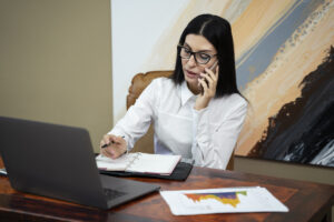 Profissional analisando regularidade fiscal de clientes