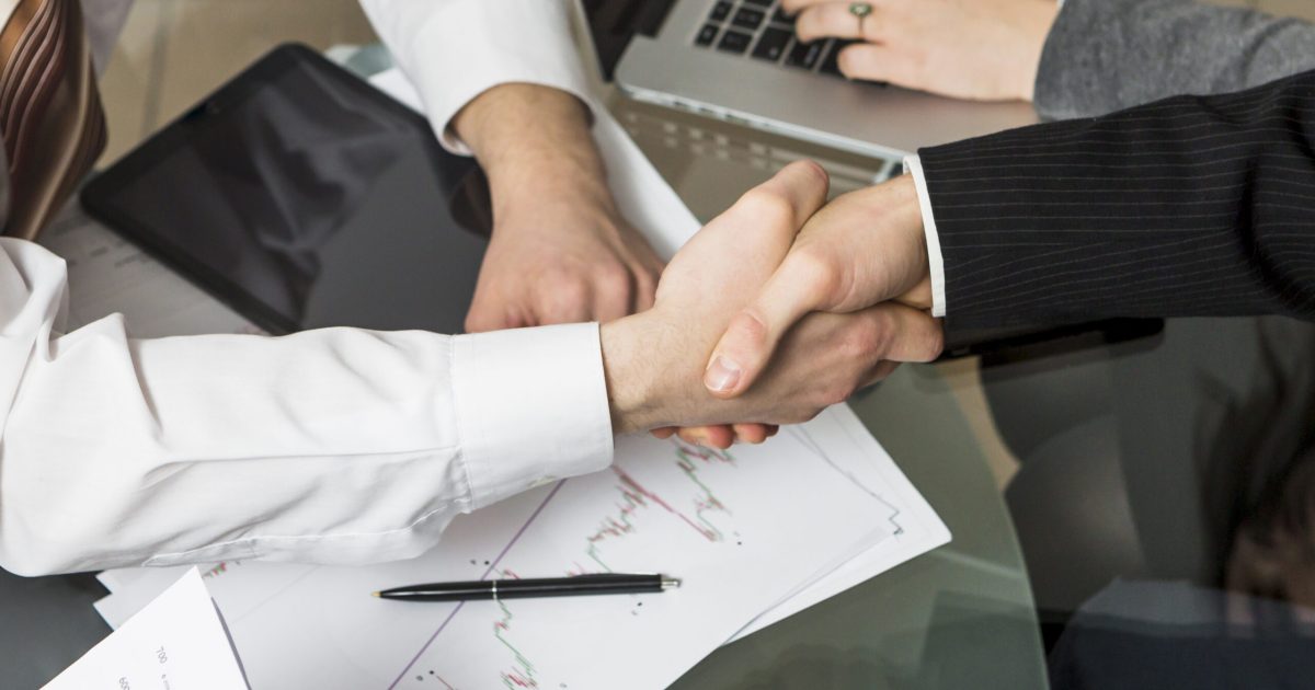 close-up-de-dois-businesspeople-apertar-mao