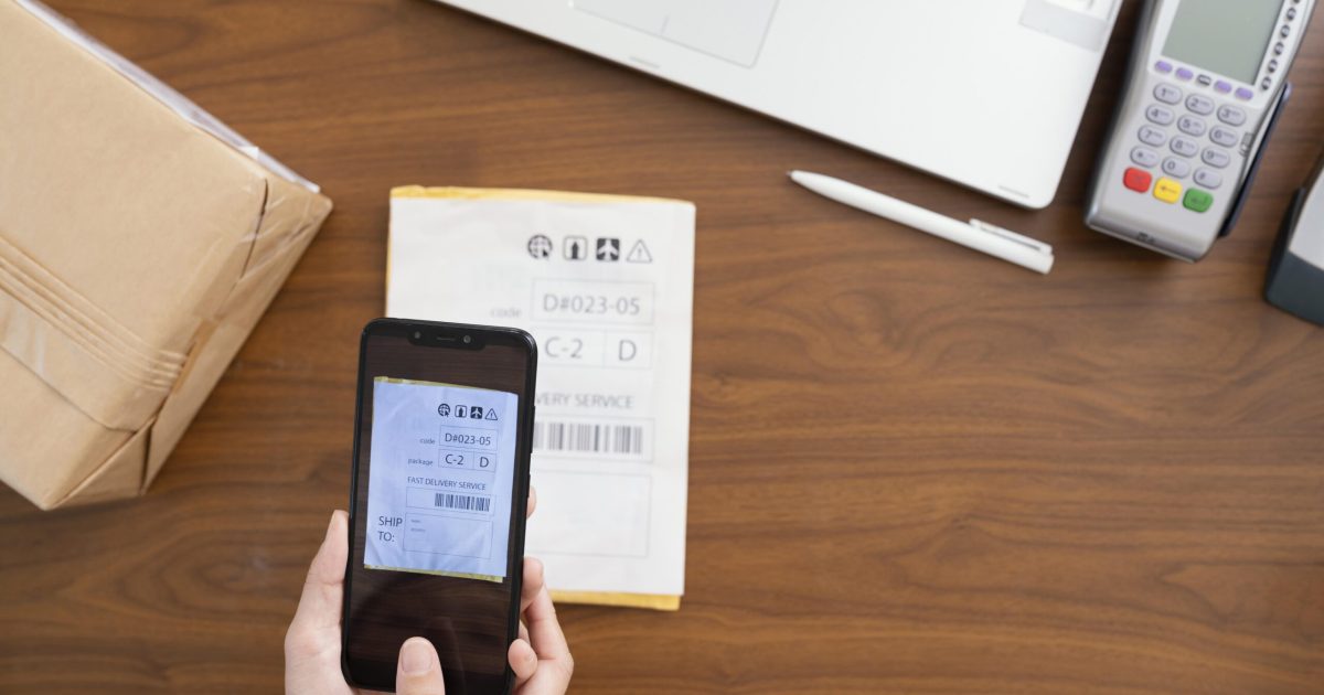 close-up-na-digitalizacao-de-informacoes-de-encomendas-por-telefone