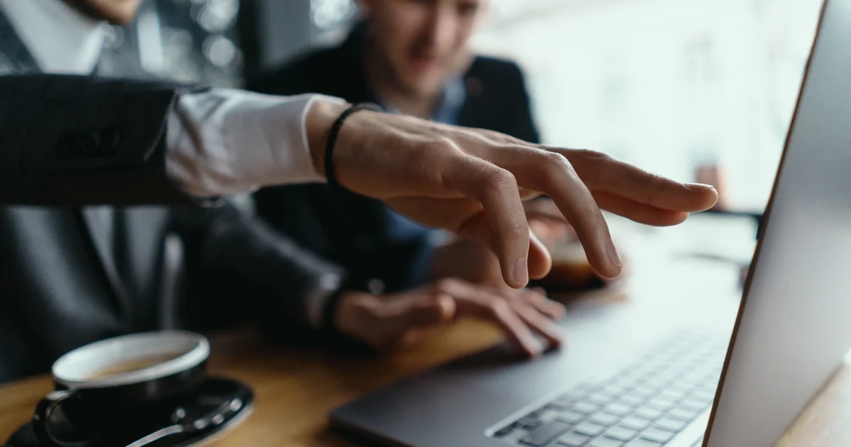 Como automatizar background check para KYE