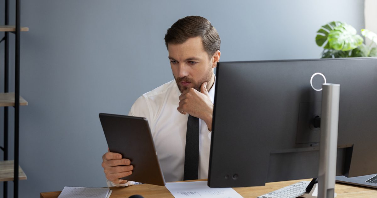 Homem realizando monitoramento de regularidade fiscal