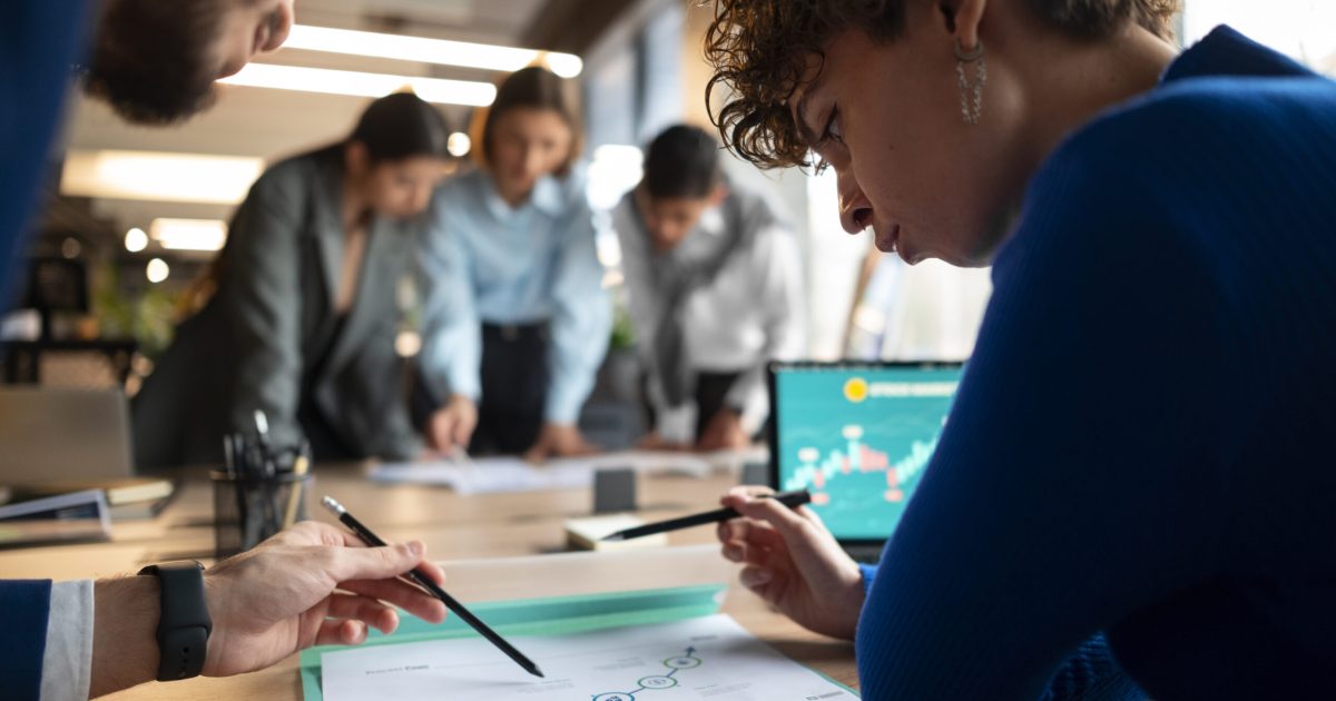 pessoa-analisando-e-verificando-graficos-financeiros-no-escritorio