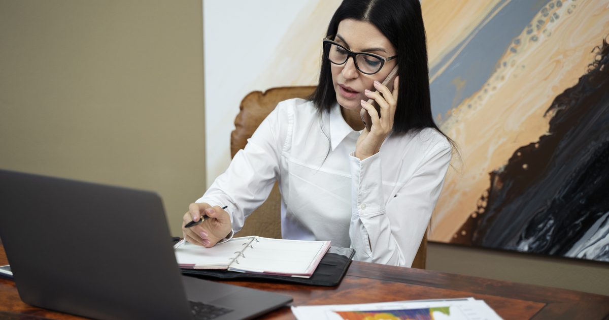 Profissional analisando regularidade fiscal de clientes