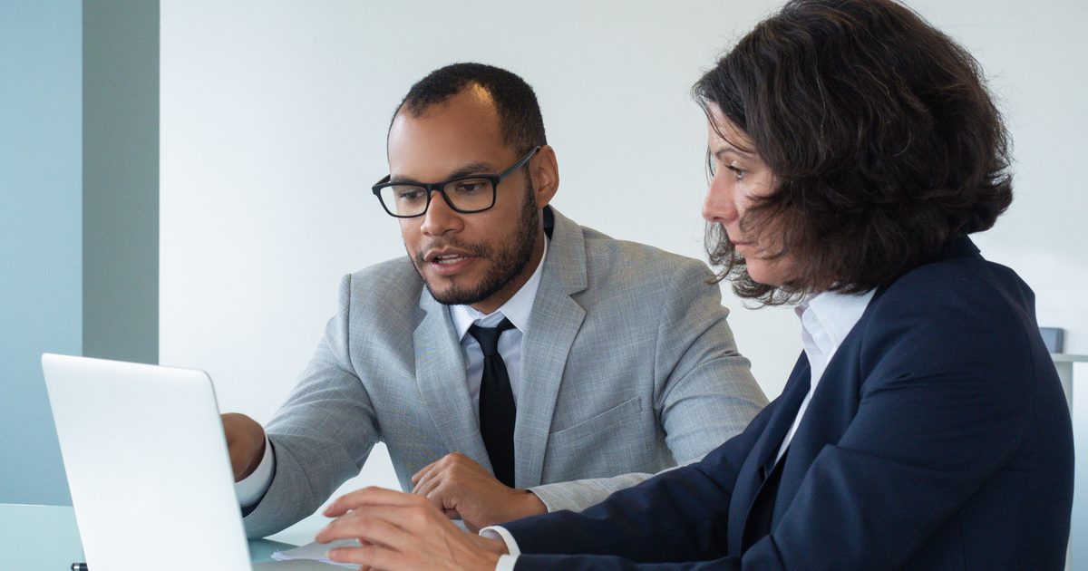 Equipe analisando regularidade fiscal de fornecedores